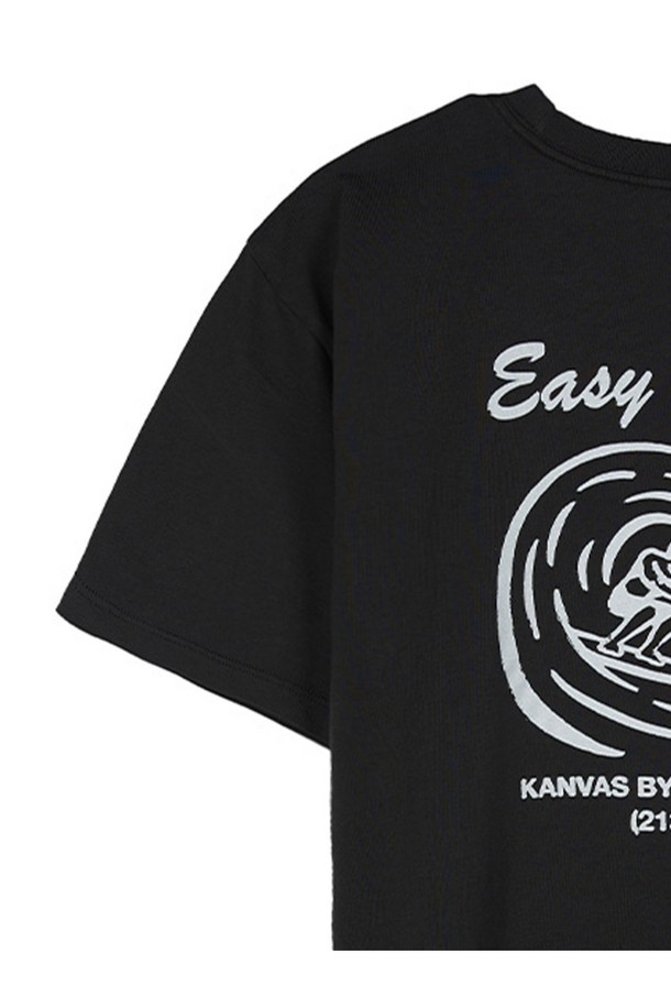 쇼어리 반팔 티셔츠는 부드러운 오가닉 코튼 100% 소재로 제작되었으며, 블랙 워싱 처리되어 자연스러운 멋을 더합니다. 앞면에는 서퍼와 "EASY DOES IT" 텍스트가 퍼프 그래픽 프린팅으로 디자인되었고, 핸드프린팅에서 영감을 받은 그래픽이 캐주얼한 스타일을 완성합니다. 스탠다드 핏의 라운드넥 디자인으로 일상에서 편안하게 착용하기 좋은 남성용 반팔 티셔츠입니다.
