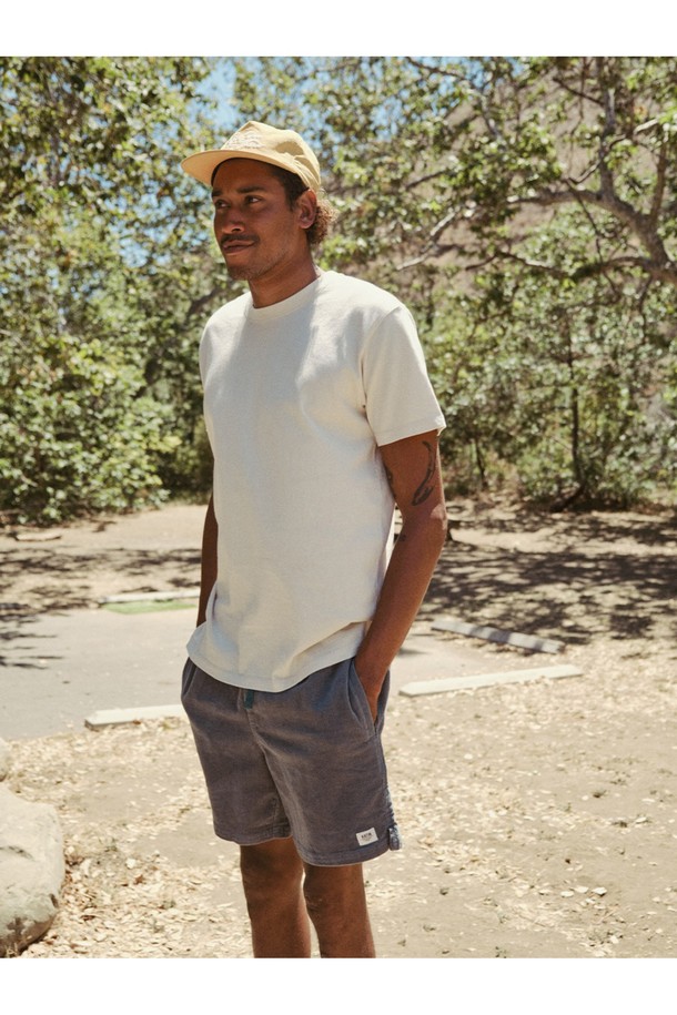 부드러운 촉감의 오가닉 코튼 100% 소재로 제작된 남녀 공용 박스핏 헤리티지 반팔 티셔츠입니다. 화이트 컬러의 무지 디자인으로, 베이직하고 캐주얼한 스타일을 연출하며 봄, 여름철 일상복으로 적합합니다. 라운드넥 디자인에 오버핏으로 편안하게 착용 가능합니다.
