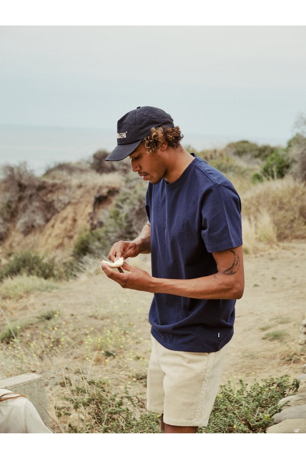 90년대 스타일의 오버사이즈 핏이 특징인 인디고 컬러 박스핏 헤리티지 반팔 티셔츠입니다. 100% 오가닉 코튼 소재와 커스텀 다잉 저지 원단을 사용하여 제작되었으며, 라운드넥 디자인의 캐주얼하고 베이직한 무드를 연출합니다. 봄, 여름철 일상복으로 적합한 남녀 공용 반팔 티셔츠입니다.
