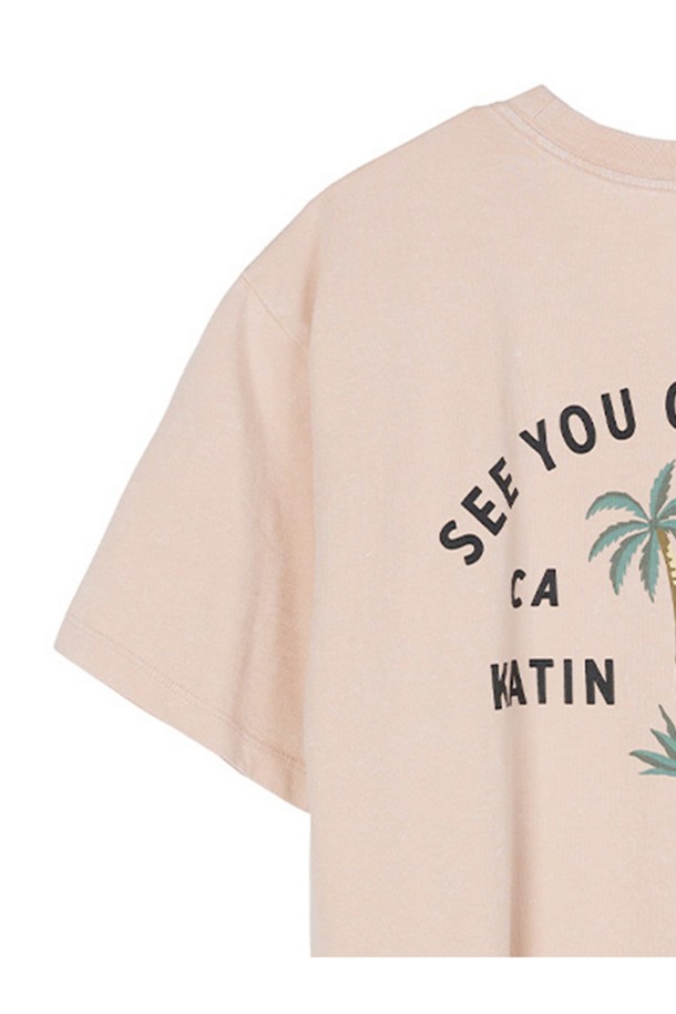 부드러운 촉감의 오가닉 코튼 100% 소재로 제작된 남성용 버뮤다 반팔 티셔츠입니다. 핑크 샌드 워싱 컬러와 캘리포니아 팜트리 그래픽 프린트가 돋보이며, 커스텀 다잉 처리로 빈티지한 매력을 더했습니다. 봄, 여름철 일상복으로 캐주얼하게 연출하기 좋은 레귤러 핏 라운드넥 디자인입니다.
