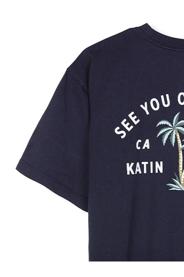 버뮤다 반팔 티셔츠는 캘리포니아 팜트리 그래픽과 "SEE YOU OUT THERE" 텍스트 프린트가 돋보이는 폴라 네이비 색상의 공용 반팔 티셔츠입니다. 오가닉 코튼 100% 소재로 제작되었으며, 커스텀 오가닉 코튼 염색을 통해 더욱 특별한 색감을 자랑합니다. 캐주얼한 스타일의 라운드넥 레귤러 핏으로, 봄, 여름철 일상복으로 편안하게 착용할 수 있습니다.
