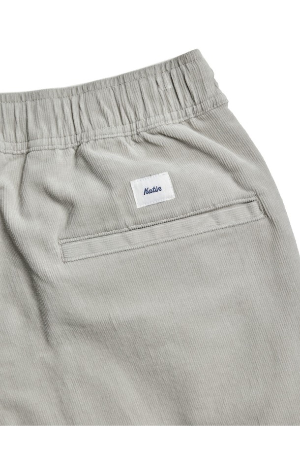 부드러운 아이보리 컬러의 파이프라인 코듀로이 팬츠는 가을, 겨울 시즌에 따뜻하고 편안하게 착용하기 좋습니다. 슬림 스트레이트 핏에 드로우스트링 허리 밴드로 편안함을 더했으며, 히든 포켓 라이닝과 바이어스 테이프 마감으로 디테일을 살렸습니다. 면과 스판덱스 혼방 소재에 골지 패턴이 더해진 두꺼운 코듀로이 원단으로 제작되어 캐주얼하면서도 베이직한 남성 스타일을 완성합니다.
