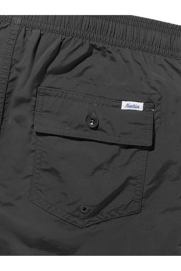 풀사이드 볼리 보드숏 - 블랙 워시는 여름철 서핑이나 일상에서 편안하게 입을 수 있는 남성용 숏 보드숏입니다. 얇은 두께의 나일론 소재로 제작되었으며, 블랙 워시 색상의 무지 패턴이 특징입니다. 레귤러핏에 엘라스틱 밴드와 앞면 슬래시 포켓, 내부 실용적 포켓이 있어 편리하며, 메쉬 안감으로 쾌적한 착용감을 제공합니다.
