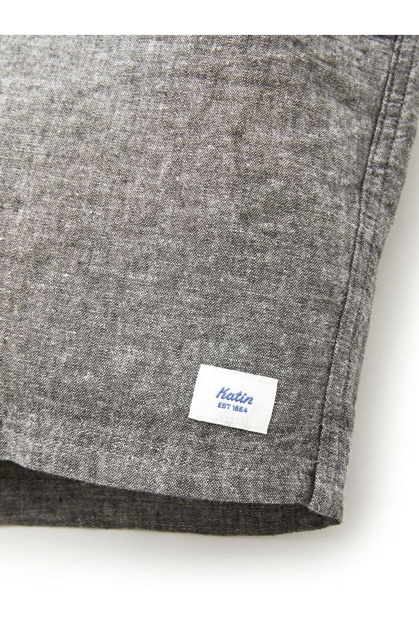 이사야 로컬 반바지는 블랙 워시 컬러의 남성용 반바지로, 봄, 여름 시즌에 캐주얼하게 착용하기 좋습니다. 면과 린넨 혼방 소재로 제작되어 부드러운 촉감을 자랑하며, 샴브레이 패턴과 스탠다드 레귤러핏으로 편안하게 연출 가능합니다. 사이드 슬릿, 앞면 포켓, 뒷면 웰트 포켓 디테일과 깔끔한 허리 밴드가 특징입니다.
