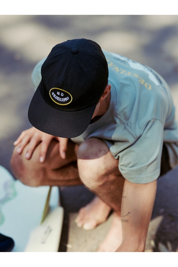 일상, 서핑, 비치웨어 등 다양한 용도로 활용하기 좋은 블랙 컬러의 SMILE 스냅백입니다. 봄, 여름에 어울리는 얇고 가벼운 나일론 소재로 제작되었으며, 7cm 챙넓이와 77cm 모자 깊이를 가지고 있습니다. 자수 장식이 돋보이며, 스냅백 조절이 가능합니다.
