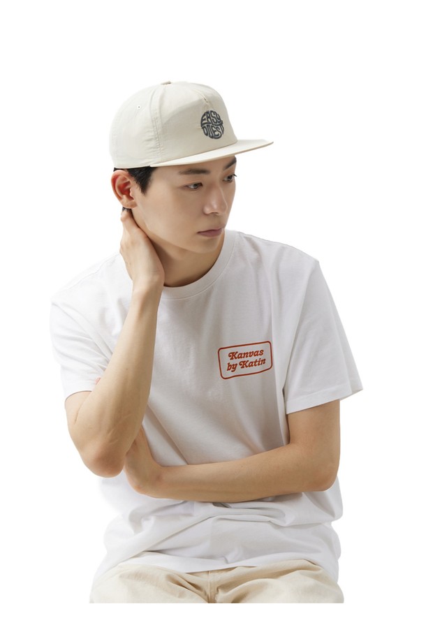 EASY EMBLEM 로고 자수가 돋보이는 화이트 컬러의 울 소재 스냅백입니다. 남녀 모두 착용하기 좋으며, 봄, 여름, 가을에 일상용으로 활용하기 좋습니다. 개성 있는 디자인으로 포인트를 줄 수 있습니다.
