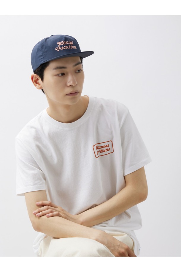 MENTAL VACTATION 스냅백은 가벼운 나일론 소재로 제작되어 사계절 내내 편안하게 착용 가능하며, 일상용으로 적합합니다. 화이트 컬러 바탕에 로고와 자수 디테일이 돋보이며, 7cm 챙넓이와 77cm의 모자 깊이로 스냅백 타입의 스타일리시함을 연출합니다. 남녀 공용으로 착용 가능합니다.
