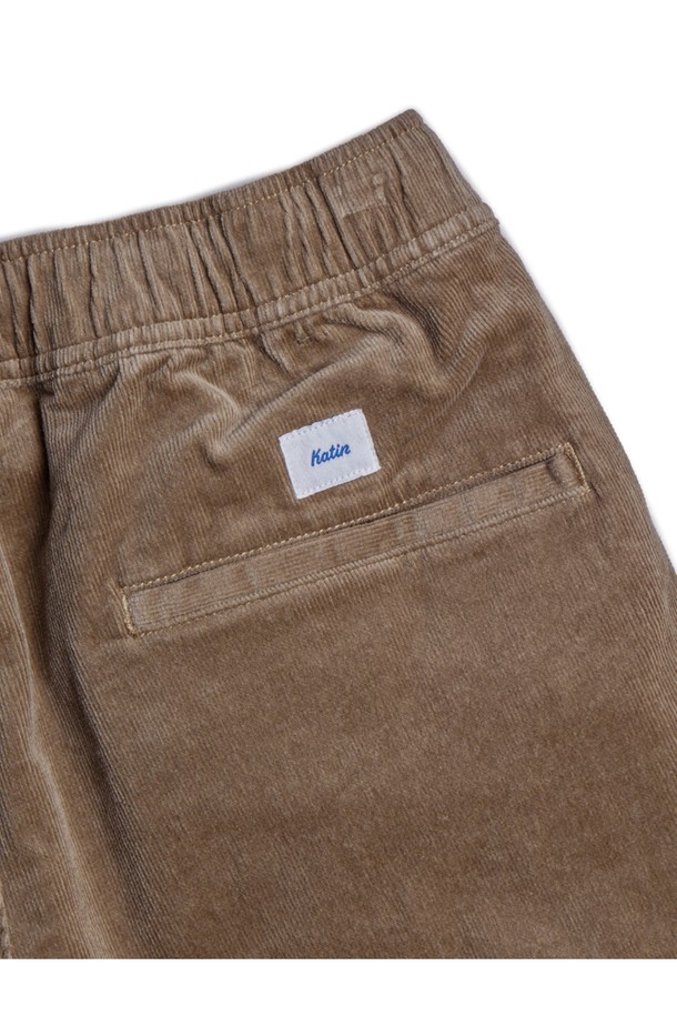 부드러운 코듀로이 소재로 제작된 다크 브라운 색상의 남성용 파이프라인 코듀로이 팬츠입니다. 슬림 스트레이트 핏으로 디자인되었으며, 허리 밴딩과 스트링으로 편안함을 더했습니다. 가을, 겨울 시즌에 캐주얼하게 활용하기 좋으며, 포켓 안감 보강과 내부 바이어스 테이프 마감 등 프리미엄 디테일이 돋보입니다.
