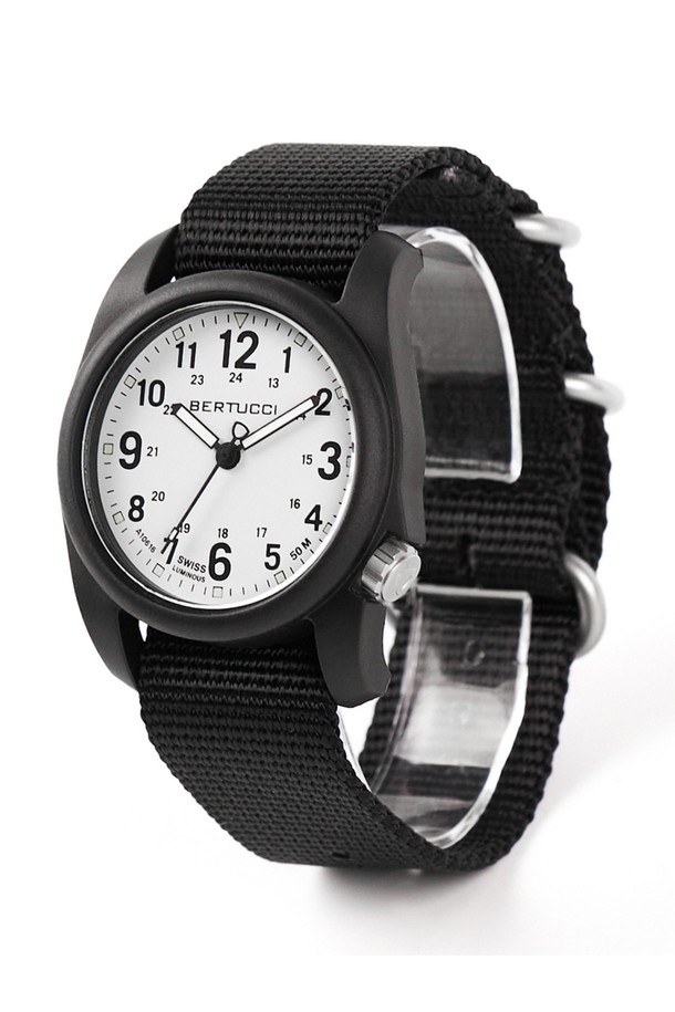 DX3 필드시계 11039는 아웃도어, 군용/택티컬, 일상생활에 적합한 유니섹스 시계입니다. 40mm 크기의 블랙 컬러 카본 파이버 및 나일론 소재 케이스로 제작되었으며, 쿼츠 무브먼트와 50M 방수 기능을 갖췄습니다. 22mm 너비의 NATO 스트랩, 4시 방향 크라운, 24시간 군용 시간 표시, Super-LumiNova 야광 마커, 교체 가능한 스트랩 등, 밀리터리 감성을 더한 다양한 기능들이 특징입니다. 무게는 25g이며, 3년 배터리 수명과 스크류 백 케이스를 통해 뛰어난 내구성을 자랑합니다. 여행룩, 캠핑룩, 캐주얼, 고프코어, 워크웨어 스타일을 즐기는 분들께 추천합니다.
