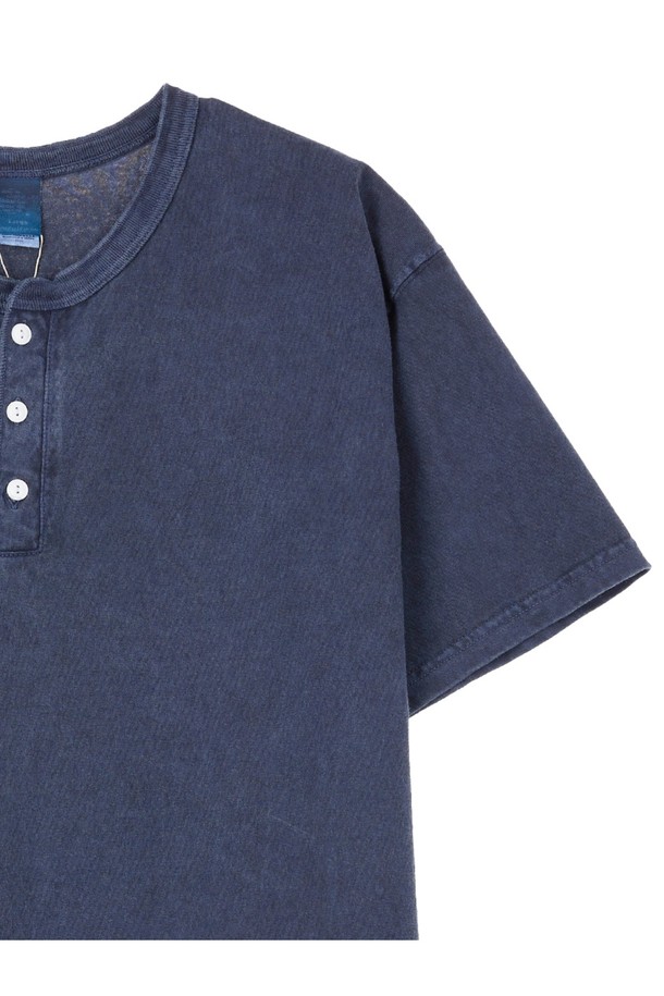 피그먼트 네이비 컬러의 헨리넥 반팔 티셔츠입니다. 면 소재로 제작되어 부드러운 촉감을 자랑하며, 봄, 여름 시즌에 적합합니다.  레귤러 핏으로 편안하게 착용 가능하며, 튜브형 바디 구조와 2바늘 커버스티치 공법으로 제작되어 내구성을 높였습니다. 베이직하고 캐주얼한 스타일로 일상복은 물론, 동네 마실룩과 여행룩에도 잘 어울립니다. 이너 또는 아우터로 활용하여 다양한 스타일을 연출해보세요.
