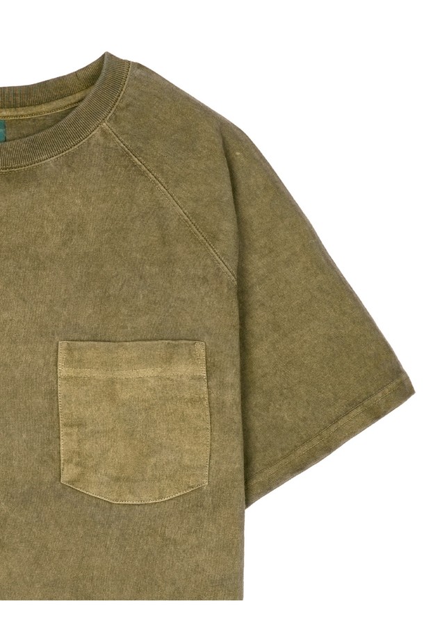세이지 컬러의 피그먼트 다잉 헤비코튼 포켓 반팔 티셔츠입니다. 9oz 헤비 저지 원단으로 제작되어 튼튼하며, 피그먼트 다잉 처리로 빈티지한 멋을 더했습니다. 2 NEEDLES COVER SEAM 봉제, SIDE VENT, 목과 어깨 테이핑 처리, 앞뒤 언밸런스 기장, 포켓 디테일 등 섬세한 마감으로 완성도를 높였으며, 스탠다드핏으로 편안하게 데일리 웨어로 활용하기 좋습니다.
