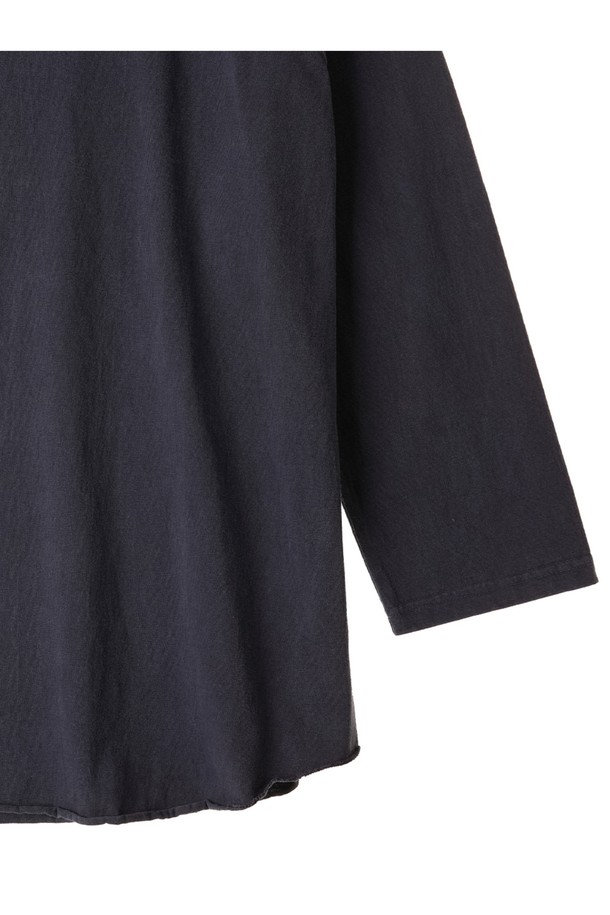 네이비 컬러의 피그먼트 다잉 베이스볼 티셔츠입니다. 부드러운 면 소재에 자연스러운 에이징을 더하는 피그먼트 염색 기법을 사용하여 빈티지한 매력을 선사합니다. 라글란 슬리브와 9부 소매 기장, 스탠다드핏으로 편안한 착용감을 제공하며, 튜브 바디 구조와 2 니들 커버스티치 봉제로 튼튼하게 제작되었습니다.
