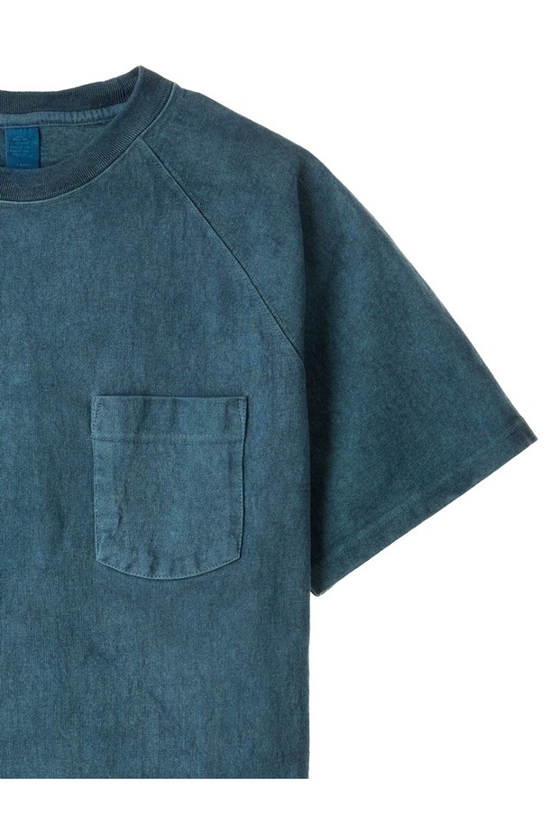 9oz 헤비코튼 소재로 제작되어 튼튼하고 부드러운 착용감을 자랑하는 피그먼트 다잉 포켓 반팔 티셔츠입니다. 슬레이트 컬러를 포함한 다채로운 색상과 베이직한 디자인으로 일상에서 폭넓게 활용할 수 있습니다. 라운드넥, 레귤러핏, 반소매 기장에 가슴 포켓 디테일과 사이드 벤트, 넥테이프 보강, 앞뒤 기장 차이 등의 섬세한 디테일이 돋보입니다.
