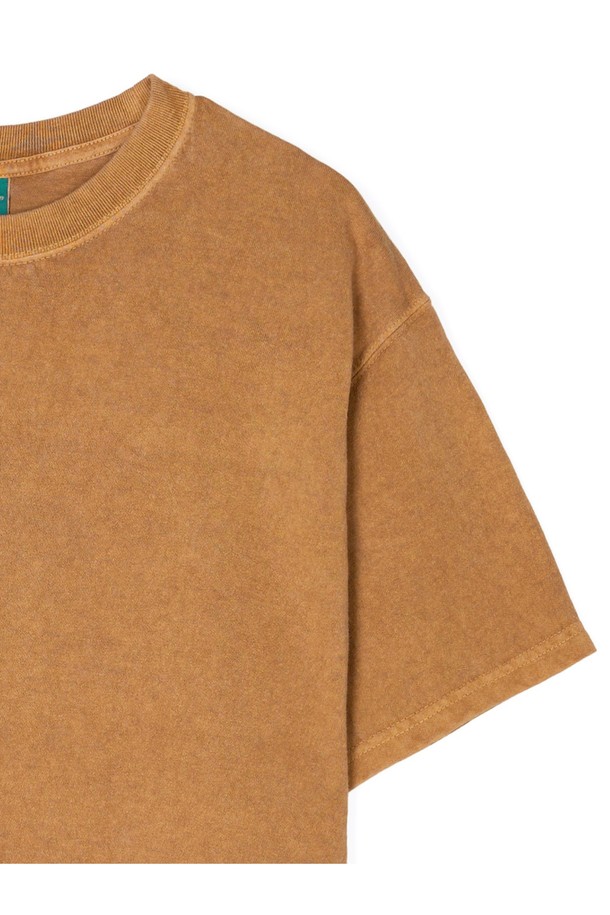 부드러운 면 소재의 피그먼트 다잉 기법으로 제작되어 자연스러운 컬러감을 연출하는 모카 색상의 반팔 티셔츠입니다. 얇은 두께감으로 봄, 여름철 시원하게 착용할 수 있으며, 레귤러핏으로 편안한 착용감을 선사합니다. 2바늘 커버스티치 공법과 튜브형 바디 구조, 넥라인 변형 방지 보강으로 내구성을 높였으며, 워싱 시 자연스러운 에이징 효과를 즐길 수 있습니다.
