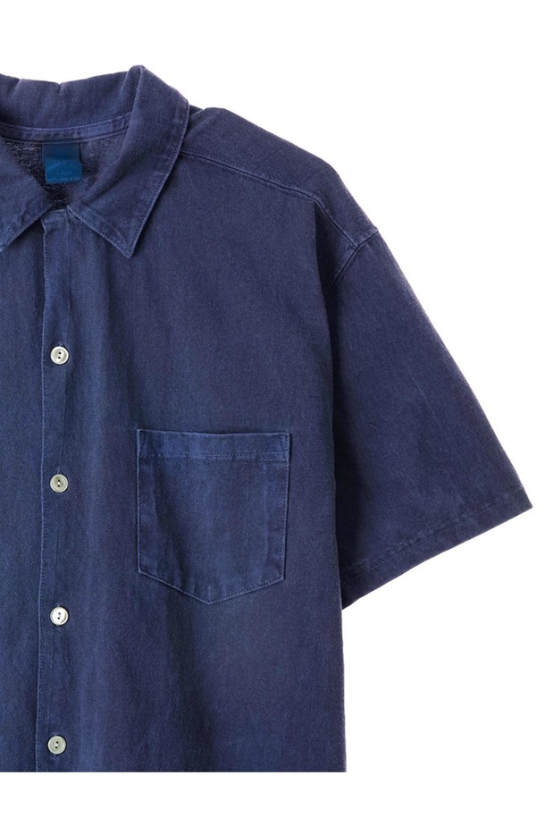 피그먼트 네이비 컬러의 오픈 카라 반팔 셔츠입니다. 부드러운 면 소재에 스탠다드 핏으로 제작되어 편안한 착용감을 선사하며, 일상복으로 활용하기 좋습니다. 2바늘 커버스티치 봉제와 목/어깨 보강 테이프로 내구성을 높였으며, 세탁과 착용을 통해 자연스러운 에이징 효과를 즐길 수 있습니다.
