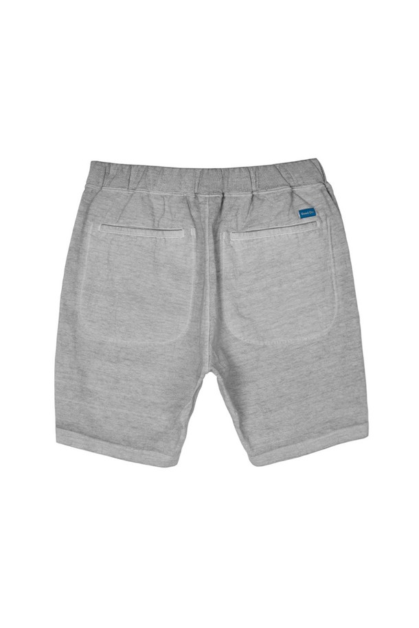 9oz 헤비 저지 원단으로 제작된 피그먼트 애쉬 색상의 트레블 반바지입니다. 견고한 촉감과 루즈핏, 테이퍼드 핏의 조화가 돋보이며, 앞면 사선 포켓과 뒷면 힙 포켓으로 실용성을 더했습니다. 드로우스트링 밴딩과 바인딩 립 디테일, 피그먼트 염색으로 자연스러운 에이징 효과를 느낄 수 있는 캐주얼 반바지입니다.
