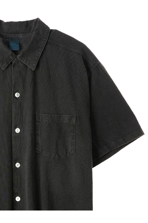 부드러운 면 소재의 오픈 카라 반팔 셔츠입니다. 피그먼트 염색 가공을 통해 빈티지한 색감을 살렸으며, 세탁할수록 자연스러운 멋을 더합니다. 스탠다드핏으로 편안하게 착용 가능하며, 2바늘 커버스티치 봉제와 목, 어깨 테이프 보강으로 내구성을 높였습니다.
