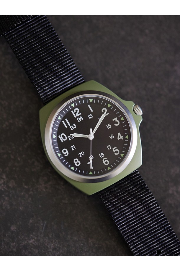 이라크전 시대를 재현한 올리브 색상과 블랙 색상의 밀리터리 필드 워치입니다. 남녀 모두 착용 가능하며, 38mm 케이스와 합금강 소재, 강화 미네랄 글라스를 사용했습니다. 미요타 2036 쿼츠 무브먼트, 슈퍼 루미노바 야광 기능, 3기압 방수를 지원하며 NATO 스트랩(18mm)을 사용했습니다.
