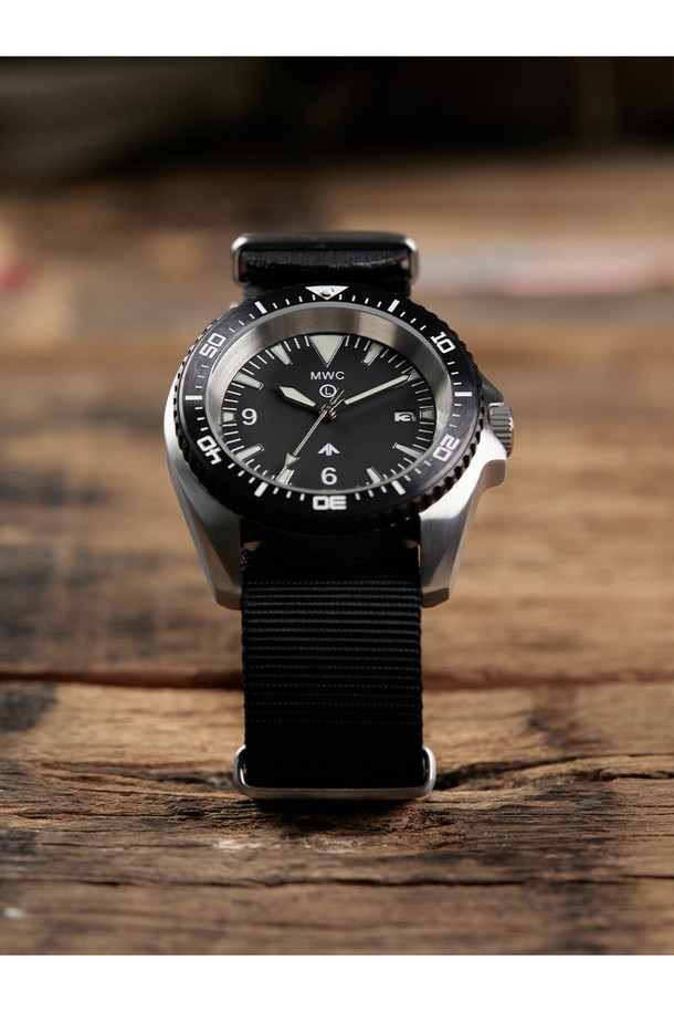 오토매틱 헤비듀티 KSK 다이버 30BAR는 남성을 위한 다이버 시계로, 스테인리스 스틸, 사파이어 크리스탈, 세라믹, 나토 스트랩 소재로 제작되었으며 실버 및 블랙 색상으로 제공됩니다. 48mm 케이스 직경에 30BAR(300m) 방수를 지원하며 NH35A 오토매틱 무브먼트를 탑재, 자동감김, 방수, 야광, 해킹 기능, 회전 베젤, 스크류다운 크라운, 크라운 가드 기능을 제공합니다. 밀리터리 및 스포티 스타일을 갖춘 이 시계는 다이빙, 수중 활동, 군사용으로 적합하며, 41시간 파워리저브, 반사방지 사파이어 크리스탈, 단방향 회전 베젤, 스크류백 케이스가 특징입니다.
