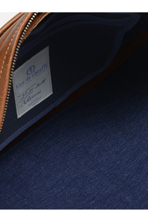 "쿠바 리브레" 폴더 브리프케이스는 브라운과 블루 컬러의 소가죽, 펠트, 면 혼방으로 제작된 남성용 브리프케이스입니다. 미디엄 및 라지 사이즈, 사각 형태에 버클 디자인이 돋보이며, 노트북 및 태블릿 수납이 가능한 실용적인 분리 수납, 숄더 스트랩을 갖추었습니다. YKK Excella 지퍼, 황동 하드웨어, 베지터블 태닝 가죽, 수작업 및 장인 서명으로 완성된, 일상 및 비즈니스에 적합한 고급스러운 가방입니다.
