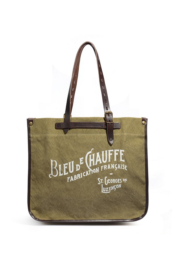 바자 토트백 스톤워시 캔버스 - 카키는 유기농 면 소재에 스톤워싱으로 빈티지한 매력을 더했으며, 남녀 모두에게 잘 어울리는 디자인입니다. 넉넉한 라지 사이즈(L 40 x H 35 x W 18cm)로 17인치 노트북 수납이 가능하고, 내부에 지퍼 포켓, 2개의 폴딩 포켓, 4개의 패치 포켓 등 다양한 수납공간을 제공하여 일상과 비즈니스 모두에 유용합니다. 튼튼한 캔버스와 소가죽 소재, YKK 지퍼, 황동 하드웨어를 사용한 핸드메이드 제품으로, 모듈형 시스템과 스트랩, 스냅버튼 및 지퍼형 잠금 방식으로 실용성을 더했습니다.
