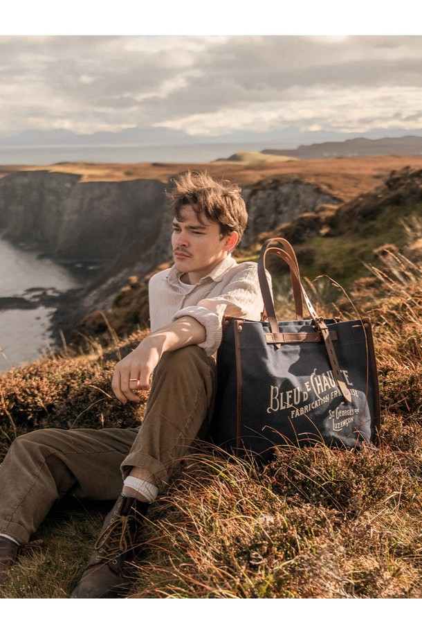 빈티지한 무드의 바자 토트백 - 누아르 블랙은 소가죽 소재의 미디엄 사이즈 토트백입니다. 사각 형태에 지퍼형 잠금 방식이며, 내부에 수납공간이 있어 일상 및 여행 시 유용하게 사용할 수 있습니다. 클래식한 로고 패턴이 돋보이는 이 토트백은 프랑스에서 제작되었습니다.
