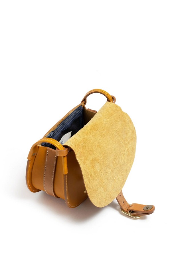 다이앤 새들백 M - 미엘은 클래식한 무드를 자아내는 남성용 새들백입니다. 블랙과 러스트 컬러로 출시되었으며, 식물성 태닝 처리된 풀그레인 소가죽 소재로 제작되어 자연스러운 가죽 질감을 느낄 수 있습니다. 내부에는 유기농 면을 사용하여 편안함을 더했으며, 황동 하드웨어와 YKK 지퍼, 수작업 마감으로 디테일을 높였습니다. 반원 형태의 디자인에 버클과 자수 장식이 포인트로, 출근룩, 비즈니스 캐주얼, 모임룩 등 다양한 TPO에 시크하고 미니멀한 스타일을 더해줍니다.
