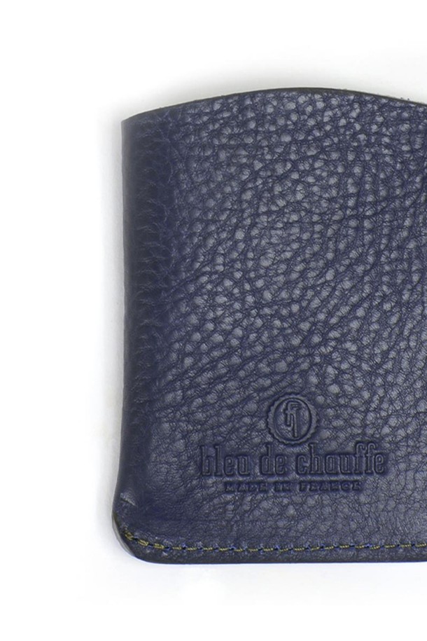 다크 브라운 색상의 인트로 명함지갑은 소가죽 소재로 제작되었으며, GOTS 인증 유기농 면 내부와 황동 하드웨어, YKK 지퍼를 사용했습니다. 스몰 사이즈의 사각 형태 명함지갑으로, 로고 엠보싱 장식이 돋보이며, 베지터블 태닝 풀그레인 가죽으로 수작업 제작되어 장인의 서명이 담겨 있습니다. 지퍼형 잠금방식과 수납 기능을 갖춘 미니 사이즈의 공용 명함지갑입니다.
