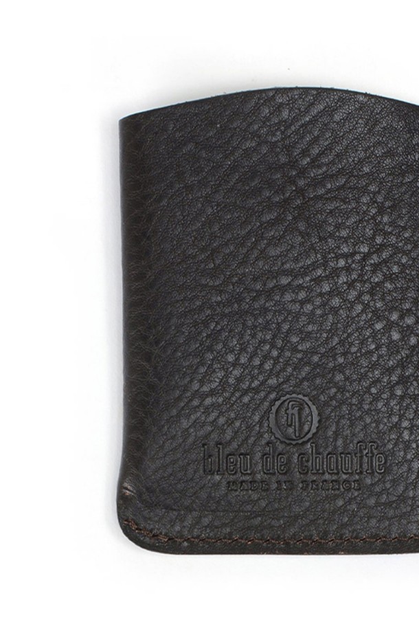 심플하고 컴팩트한 사이즈의 인트로 명함지갑 - 쿠바 리브레는 베지터블 풀그레인 가죽 소재로 제작되었으며, 내구성이 강화된 구조와 천연 가죽의 에이징을 경험할 수 있습니다. 카드 수납이 가능하며, 로고 음각 장식이 돋보이는 미니 사이즈의 명함 지갑입니다. 유기농 코튼 내부 라이닝, YKK 지퍼, 황동 부자재를 사용하여 완성도를 높였으며, 클래식하고 미니멀한 스타일을 연출합니다.
