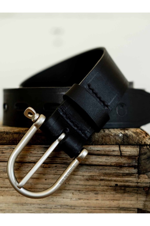 마닐 벨트 - 누아르 블랙은 프리미엄 천연 소가죽, 풀그레인 레더를 사용하여 수작업으로 제작되었습니다. 블랙 컬러에 로고 패턴, 버클과 로고 인그레이빙 디자인이 특징이며, M, L, XL 세 가지 사이즈로 제공됩니다. 시간이 지날수록 자연스러운 가죽 무늬와 고유의 파티나가 형성되어 더욱 멋스러운 스타일을 연출합니다.
