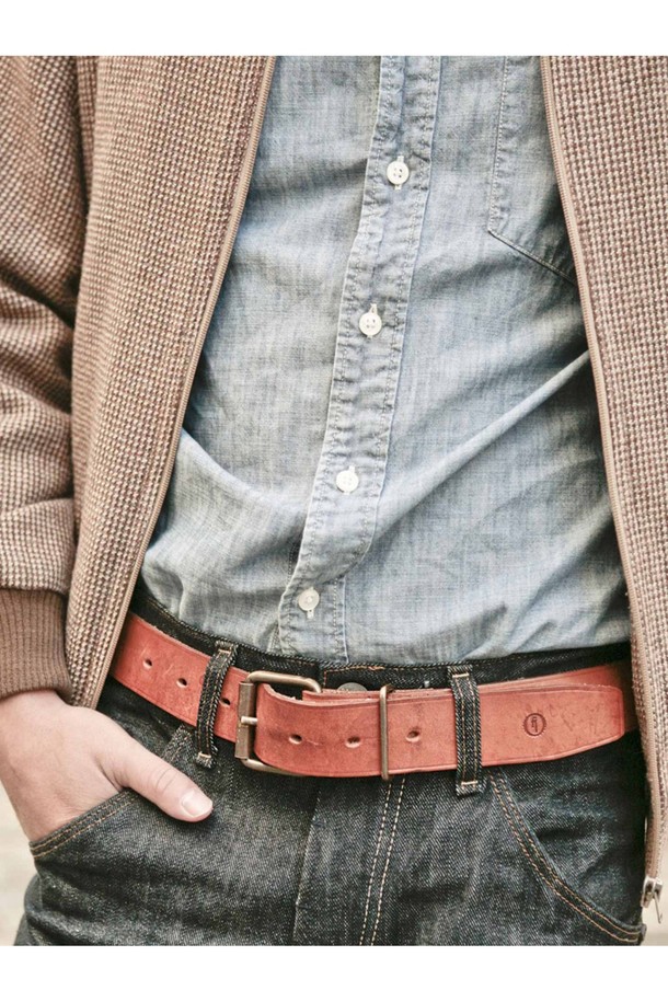 프레드 벨트 - 누아르 블랙은 식물성 태닝 처리된 풀그레인 소가죽으로 제작되어 뛰어난 내구성과 자연스러운 가죽 무늬를 자랑합니다. 빈티지 스타일 버클과 황동 하드웨어, 수작업으로 완성된 섬세함이 돋보이며, 시간이 지날수록 멋스러운 패티나가 더해져 특별한 가치를 선사합니다. M, L, XL 세 가지 사이즈로 제공되며, 블랙과 다크브라운 두 가지 컬러 옵션으로 만나볼 수 있습니다.
