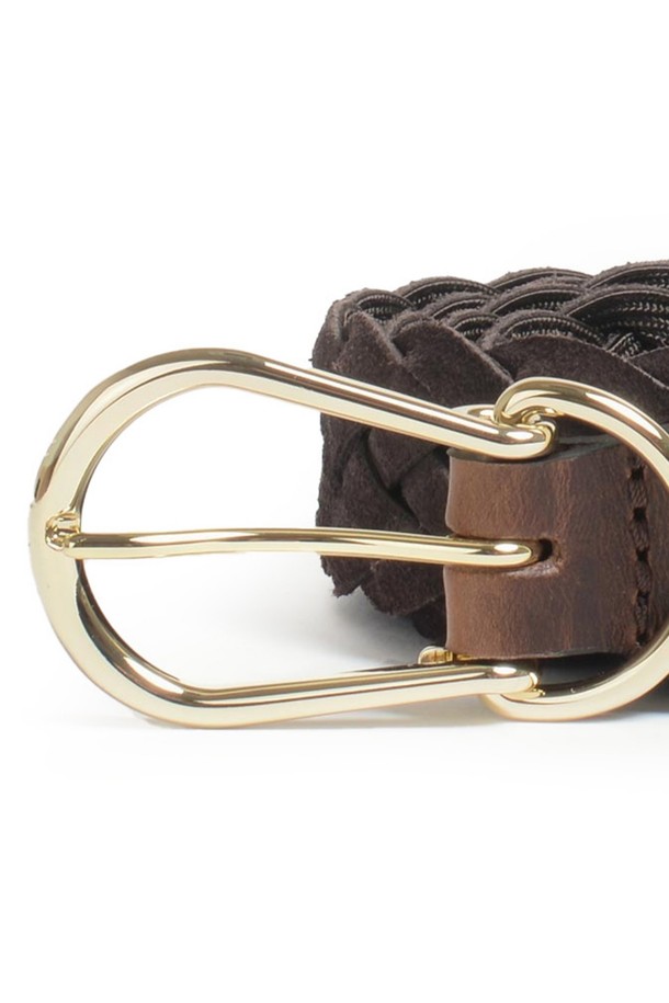 클레오 브레이디드 벨트는 풀그레인 소가죽을 사용하여 내구성이 뛰어나며, 경년 변화에 따른 자연스러운 멋을 느낄 수 있습니다. 카키, 꼬냑, 다크 브라운 색상으로 제공되며, 브레이디드 패턴과 유광 버클, 로고 각인이 클래식하고 빈티지한 스타일을 연출합니다. 구멍 없이 사이즈 조절이 가능한 버클형 여밈 방식으로 편리하게 착용할 수 있는 공용 벨트입니다.
