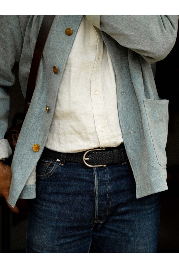 마닐 브레이디드 벨트 - 꼬냑은 식물성 태닝 처리된 풀그레인 소가죽으로 제작되어 빈티지한 멋을 자아냅니다. 브레이디드 패턴과 꼬냑 컬러가 세련된 조화를 이루며, 황동 하드웨어 버클과 로고 디테일이 고급스러움을 더합니다. 시간이 지날수록 자연스러운 파티나가 형성되어 더욱 멋스러운 스타일을 연출하며, 젖었을 때는 그늘에서 자연 건조하고 가죽 크림으로 관리하여 오래도록 사용할 수 있습니다.
