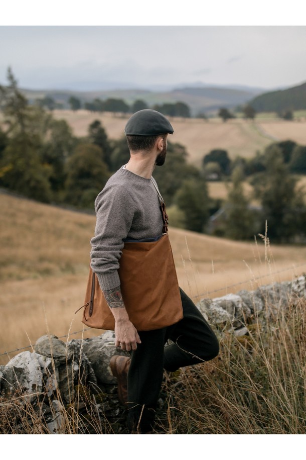 바스키아 크로스백 - 카키는 남성 고객을 위한 미디엄 사이즈의 사각 크로스백입니다. 캔버스와 가죽 소재를 사용하여 내구성과 고급스러움을 동시에 잡았으며, 무지 디자인에 카키 컬러로 미니멀, 클래식, 캐주얼 스타일을 연출하기 좋습니다. 지퍼, 스트랩 디테일과 함께 다수의 수납공간, 외부 및 내부 포켓, 조절 가능한 스트랩, 탈부착 가능한 내부 포켓, YKK Excella 지퍼를 적용하여 실용성을 높였습니다. 출근룩 또는 비즈니스 캐주얼에 활용하기 좋은 데일리 아이템입니다.
