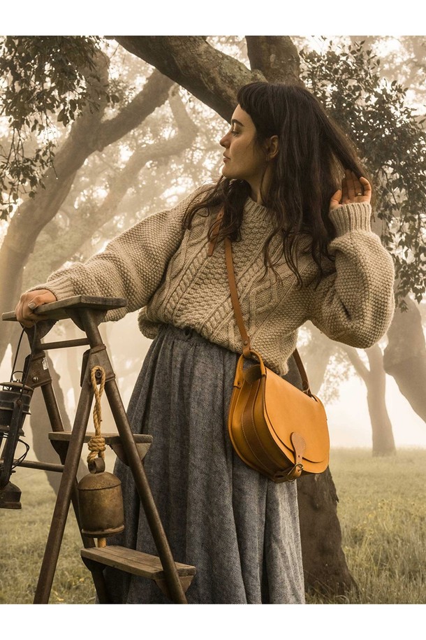 다이앤 새들백 L - 러스트는 클래식, 미니멀, 시크 스타일을 추구하는 여성 고객을 위한 라지 사이즈의 소가죽 새들백입니다. 러스트 컬러의 무지 디자인으로, 데이트룩, 쇼핑룩, 모임룩 등 다양한 TPO에 잘 어울립니다. 식물성 태닝 가죽과 유기농 면 내부, 황동 하드웨어, YKK 지퍼, 마그네틱형 잠금 방식으로 고급스러움을 더했습니다. 반원 모양의 가방은 사이즈 조절 및 손잡이 기능을 갖추었으며, 내부 분리 가능한 면 지퍼 포켓, 전면 및 후면 포켓, 7개의 지퍼 포켓, 2개의 접이식 포켓, 4개의 패치 포켓으로 수납력을 높였습니다. 수작업으로 제작된 모듈형 내부 구성은 실용성을 더합니다.
