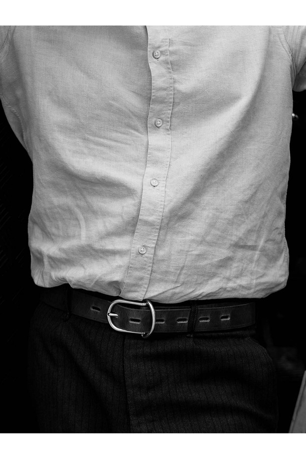 망셰트 벨트 30mm - 꼬냑은 식물성 태닝 처리된 풀그레인 소가죽으로 제작되어 빈티지하면서도 클래식한 무드를 자아냅니다. 꼬냑과 블랙 두 가지 색상으로 출시되었으며, 황동 하드웨어 버클과 로고 각인, 타원형 벨트 홀 디테일이 돋보입니다. 시간이 지날수록 자연스러운 파티나가 형성되어 더욱 멋스러운 스타일을 연출하며, 일상에서 폭넓게 활용할 수 있습니다.
