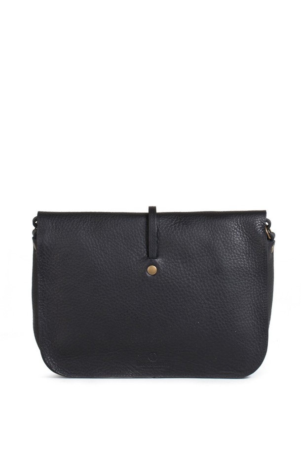 파스텔 핸드백 - 누아르 블랙은 베지터블 태닝 소가죽과 유기농 면 소재를 사용하여 제작된 미디엄 사이즈의 사각 핸드백입니다. 블랙 컬러의 무지 디자인에 버클과 지퍼 디테일이 돋보이며, 브라스 하드웨어와 YKK 지퍼, 내부 수납공간, 조절 가능한 스트랩, 크로스바디 착용 기능으로 실용성을 더했습니다. 모듈형 내부 구성으로 수납력을 높였으며, 시간이 지날수록 자연스러운 파티나를 형성하여 멋스러운 멋을 더합니다. 오피스룩, 출근룩, 모임룩에 잘 어울리는 클래식, 미니멀, 시크 스타일의 핸드백입니다.
