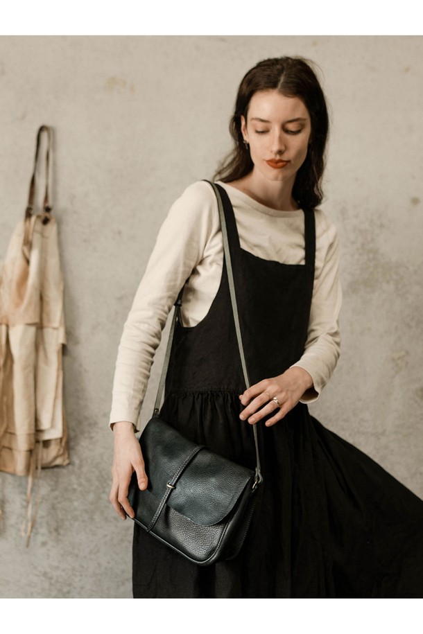 파스텔 톤의 쿠바 리브레 컬러가 돋보이는 여성용 미디엄 사이즈 핸드백입니다. 소가죽, 유기농 코튼, 황동 소재를 사용하여 부드러운 촉감을 선사하며, 클래식한 디자인에 스티치, 가죽 끈, 황동 고리 장식으로 포인트를 주었습니다. 프랑스 우체부 가방 디자인에 내부 지퍼 포켓 7개, 접이식 포켓 2개, 패치 포켓 4개, 17인치 기기 수납이 가능한 넉넉한 수납공간과 탈부착 및 크로스바디 착용 가능한 기능으로 일상에서 실용성을 더했습니다.
