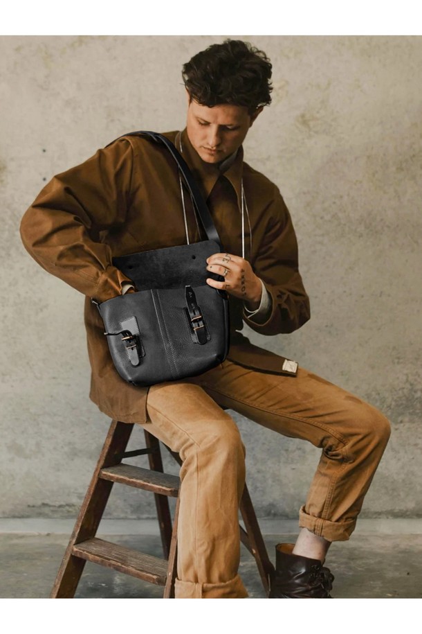 루이스 사첼백 - 쿠바 리브레는 베지터블 태닝 풀그레인 소가죽 소재의 미디엄 사이즈 여성용 사첼백입니다. "Cuba Libre"를 포함한 6가지 다채로운 컬러로 출시되었으며, 버클과 리벳 장식, YKK 지퍼, 황동 하드웨어로 고급스러움을 더했습니다. 7개의 지퍼 포켓, 2개의 폴딩 포켓, 4개의 패치 포켓을 갖춘 다중 수납공간과 모듈러 시스템 호환 기능을 통해 실용성을 높였으며, 버클형 및 버튼형 잠금 방식으로 내용물을 안전하게 보호합니다.
