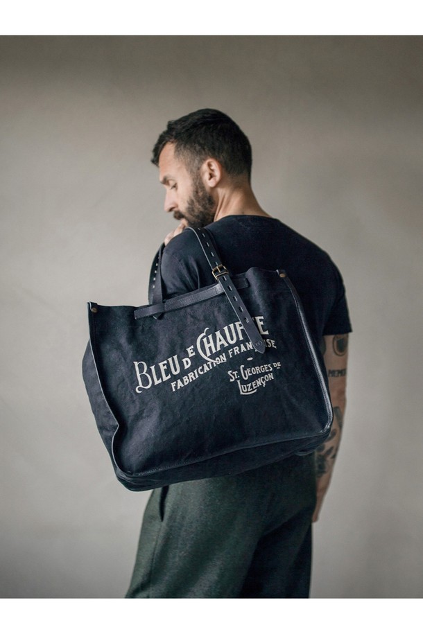 바자 토트백 - 카멜은 소가죽과 캔버스 소재의 미디엄 사이즈 토트백입니다. 남녀 모두 사용 가능하며, 스냅 버튼으로 잠글 수 있는 사각 형태에 로고와 무지 패턴이 적용되었고, 생활 방수 기능이 있습니다. 내부 탈부착 포켓, 모듈형 시스템, YKK 지퍼, 황동 부자재, 풀그레인 가죽, 수작업 제작, 내구성 강화 등의 특징을 갖추어 일상과 여행 모두에 어울리는 클래식하고 캐주얼한 스타일을 연출합니다.
