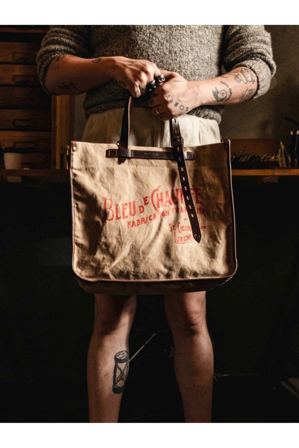 **바자 토트백 - 카키**

남성용 라지 사이즈 토트백으로, 캔버스, 소가죽, 면 소재를 사용하여 튼튼하고 고급스러운 외관을 자랑합니다. 카키, 블랙, 네이비, 아몬드 4가지 색상으로 출시되었으며, 가죽 디테일과 브라스 하드웨어 장식이 돋보입니다. 17인치 노트북 수납이 가능하며 방수 기능과 다양한 수납공간, 탈부착 가능한 내부 포켓을 갖춰 일상, 비즈니스, 여행 등 다용도로 활용할 수 있습니다.
