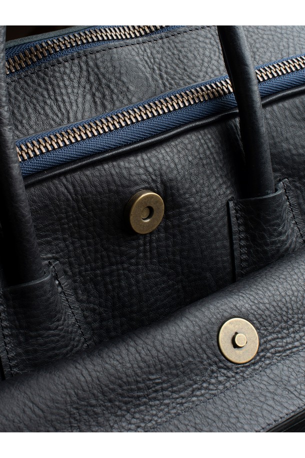 제포 듀오 브리프케이스 - 누아르 블랙은 고급스러운 소가죽 소재의 남성용 브리프케이스입니다. 블랙 컬러의 미디엄 사이즈 사각 가방으로, 클래식하고 미니멀한 스타일을 연출하며 YKK 지퍼, 황동 부자재, 버클 디자인을 통해 세련됨을 더했습니다. 노트북 수납을 위한 공간과 다수의 포켓, 그리고 모듈형 시스템을 갖춰 일상 및 비즈니스 용도로 활용 가능하며, 탈부착 가능한 기능으로 편리성을 높였습니다.
