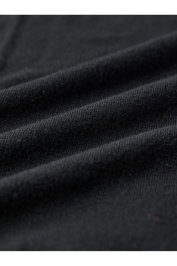 슈퍼 파인 메리노울 라운드넥 가디건 - 블랙은 겨울 데일리룩과 미니멀 스타일에 완벽하게 어울리는 가디건입니다. 슈퍼 파인 메리노 울 100% 소재로 제작되어 부드러운 촉감과 뛰어난 보온, 통기성을 자랑합니다. 14G 고밀도 니팅과 링킹 기법을 사용하여 견고하며, 세탁 후에도 형태가 유지됩니다. 라운드넥 디자인과 레귤러핏으로 편안한 착용감을 제공하며, 손가락 구멍 디테일이 특징입니다. 블랙 컬러의 무지 가디건으로 클래식하고 베이직한 스타일을 연출하기 좋습니다.
