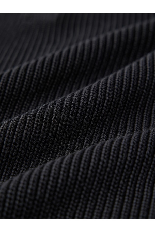 머서라이즈 코튼 새들 카라 니트 - 블랙은 부드럽고 매끄러운 촉감이 특징인 상의 니트입니다. 머서라이즈 코튼 소재로 제작되어 은은한 광택이 흐르며, 굵은 골의 변형 리브 조직이 돋보입니다. 레귤러핏으로 제작되었으며, 봄, 가을에 적합한 긴소매 니트입니다. 새들 카라 디자인과 앵커 패턴이 클래식하면서도 베이직한 스타일을 연출하며, 데이트룩, 카페룩에 매치하기 좋습니다. 왼쪽 소매의 앵커 포인트 디테일이 돋보이는, 미니멀하고 캐주얼한 스타일의 니트입니다.
