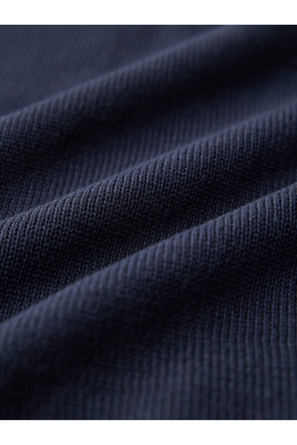 머서라이즈 코튼 카라 니트 - 네이비는 부드러운 촉감과 실키한 광택을 자랑하는 머서라이즈드 코튼 소재의 니트입니다. 봄, 가을에 착용하기 좋으며, 중간 두께감으로 보온성과 통기성을 갖췄습니다. 베이직하고 클래식한 스타일로 출근룩, 비즈니스 캐주얼, 데이트룩 등 다양한 TPO에 활용 가능합니다. 레귤러핏에 카라넥 디자인, 골지 패턴과 긴 소매가 특징이며, 필링 및 수축 저항성을 높였습니다. 완전 패셔닝 구조와 패치 디테일로 완성도를 높인, 미니멀하고 클래식한 무드의 니트입니다.
