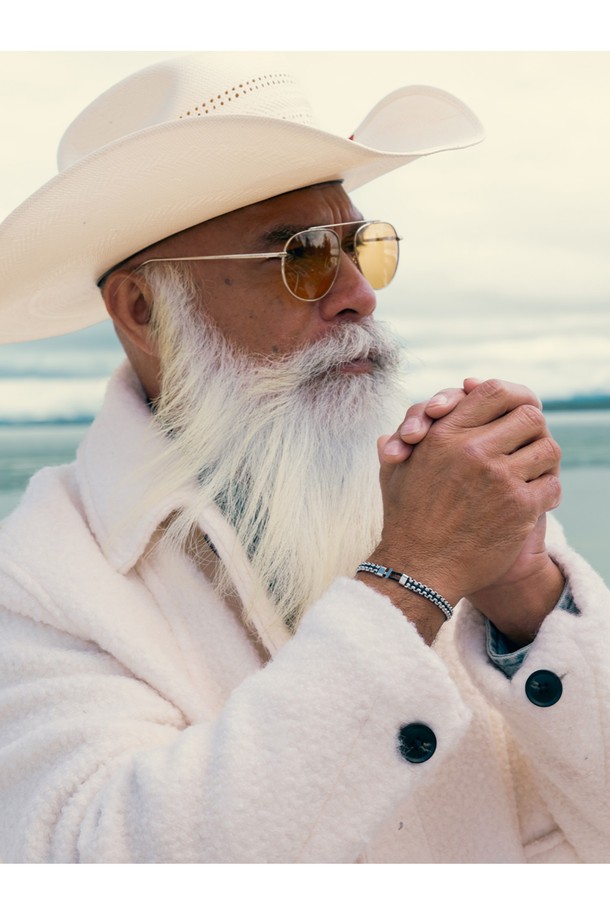 카테나 베니션 7 팔찌 - 네이비X실버는 일상 및 산책, 여행 스타일에 맞춰 착용하기 좋은 팔찌입니다. 고강도 선박 로프와 316L 스테인리스 스틸 소재로 제작되어 뛰어난 내구성과 내식성, 내부식성을 자랑합니다. 네이비와 실버 컬러 조합이 세련된 느낌을 주며, 손바느질, 매듭법, 레이저 각인 기법으로 섬세하게 완성되었습니다. 돼지와 닭 모티프 디자인이 독특하며, 이음새 없는 마감과 뛰어난 착용감, 레이어드 스타일 연출이 가능합니다. 칼로 쉽게 절단되지 않고 해수, 염분, 산성 환경에서도 부식되지 않아 오랫동안 변함없이 착용할 수 있습니다.
