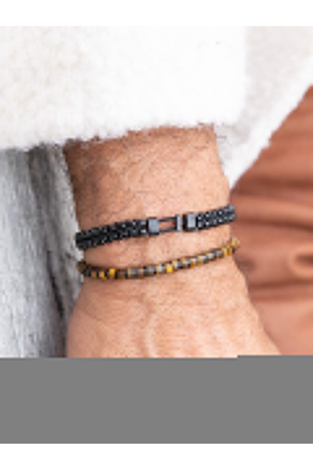 카테나 베니션 7 팔찌 - 블랙X블랙은 캐주얼, 미니멀, 클래식 스타일을 추구하는 분들을 위한 팔찌입니다. 해양용 로프와 316L 스테인리스스틸 소재를 사용하여 내구성이 뛰어나며, 염수 및 산성 환경에도 강합니다. 블랙 컬러의 브레이드(땋은) 패턴과 레이저 각인 디자인으로 포인트를 주어 일상, 산책룩, 여행룩 등 다양한 TPO에 매치하기 좋습니다. 클립형 잠금 방식으로 착용이 간편하며, 수작업으로 제작되어 섬세함을 더했습니다. 특히 색상 유지력이 우수하여 오랫동안 변함없는 스타일을 연출할 수 있습니다.
