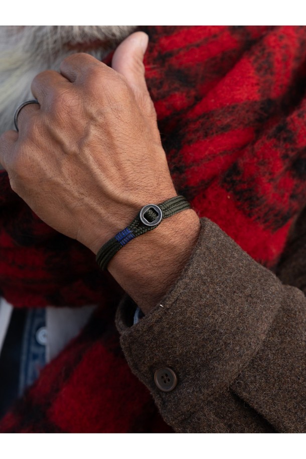 돈디노 팔찌 - 아미X빈티지 제품은 해양용 로프와 스테인리스 스틸 소재를 사용하여 제작된 공용 팔찌입니다. "Army x Vintage" 색상을 포함하여 총 7가지의 다양한 컬러 옵션을 제공하며, 더블 슬림 라운드 로프 디자인과 12mm 원형 버튼, 레이저 각인, 100% 수작업 스티치가 특징입니다. 뛰어난 내구성과 내부식성을 갖췄으며, 가볍고 위생적인 착용감을 선사합니다. 일상생활뿐만 아니라 해양 스포츠 활동 시에도 착용할 수 있으며, 땀에 의한 변색 없이 레이어드하여 스타일 연출이 가능합니다. 캐주얼, 미니멀, 클래식 스타일을 즐기는 분들께 추천합니다.
