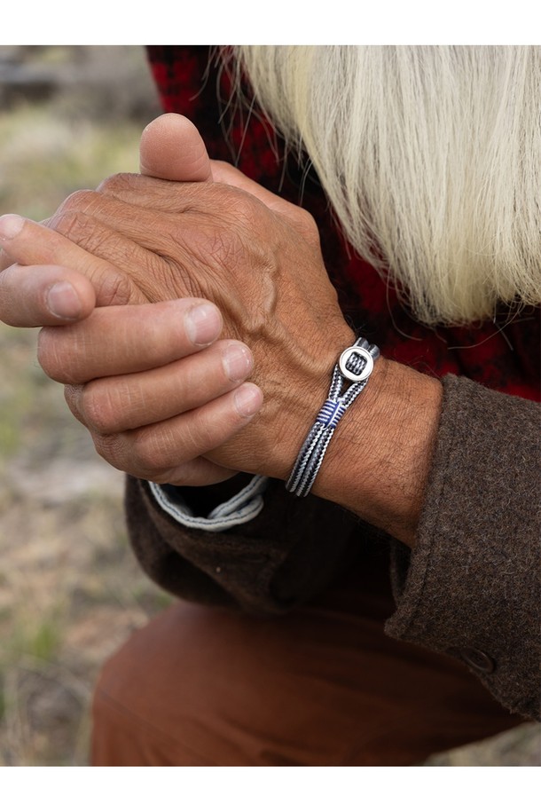 돈디노 팔찌 - 아크틱블루X슬레이트그레이X실버는 캐주얼, 미니멀, 클래식 스타일에 잘 어울리는 남녀 공용 팔찌입니다. 고강도 선박 로프와 316L 스테인리스 스틸 소재를 사용하여 내구성과 내식성, 내부식성이 뛰어나며, 100% 수작업 손바느질로 제작되어 이음새 없는 마감 디테일을 자랑합니다. 아크틱블루, 슬레이트그레이, 실버 컬러 조합은 시원하면서도 세련된 느낌을 주며, 레이저 각인 디자인 장식이 포인트입니다. 동네 마실룩, 여행룩, 휴가룩 등 다양한 TPO에 매치하여 개성 있는 스타일을 연출할 수 있으며, 시간이 흐를수록 편안해지는 착용감과 오랫동안 변색되지 않는 색감을 경험할 수 있습니다.
