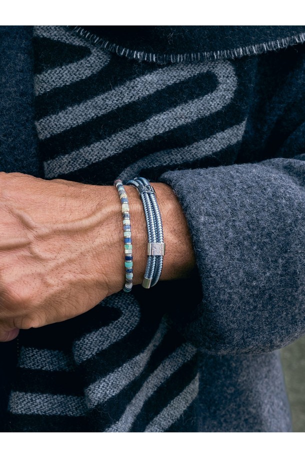 더블 리틀 루이스 팔찌는 슬레이트그레이, 아틱블루, 실버 컬러 조합의 팔찌입니다. 4mm 라운드 로프 디자인으로, 미니멀하고 모던한 스타일을 연출하며 휴가룩과 여행룩에 잘 어울립니다. 내구성이 뛰어나고 방수 기능이 있으며, 녹슬 염려 없이 해양 스포츠를 즐길 수 있습니다. 100% 수작업으로 제작되었으며, 땀에 의한 변색 없이 오랫동안 착용할 수 있습니다. 레이어드하여 더욱 개성 있는 스타일을 완성할 수 있습니다.
